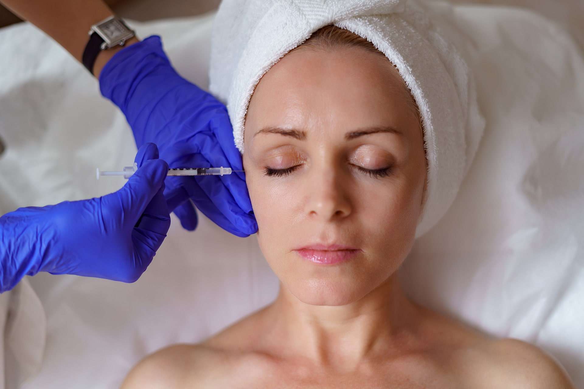 Tratamiento con neuromoduladores: la clave para un rostro joven y radiante 1 close up of cosmetic botox injection 2024 10 16 16 27 06 utc min