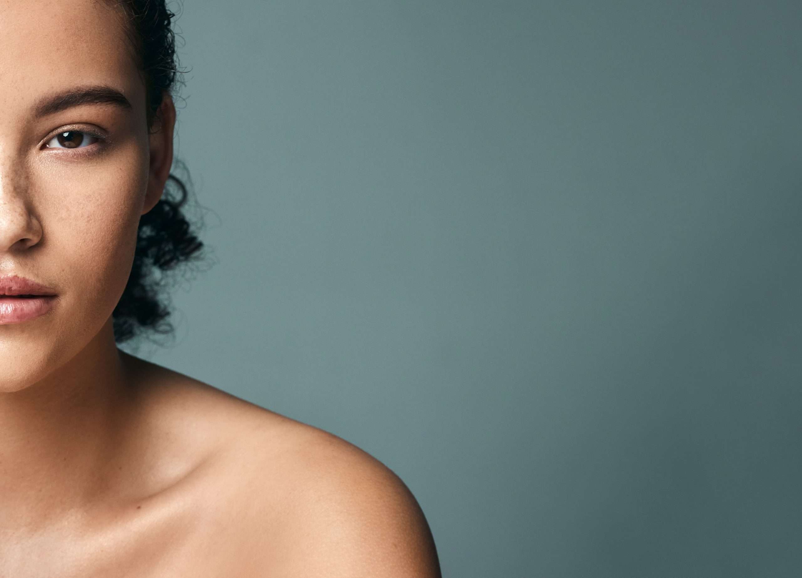 Cómo proteger tu piel del impacto ambiental y evitar manchas faciales 1 Post 3 uvegara scaled