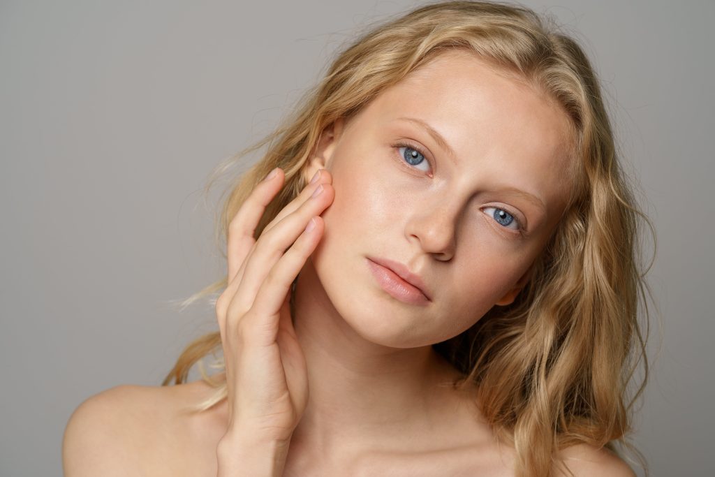 IPL en Granada: el tratamiento ideal para arrugas, manchas, acné y mucho más 3 young woman face with blue eyes curly natural blo 2025 03 07 13 54 40 utc min
