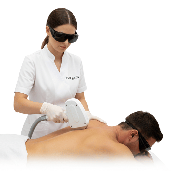 Depilación láser hombre Granada | Espalda con Alejandrita – Clínica Uve Gara Depilación láser hombre Granada: tratamiento de espalda con Alejandrita en Clínica Uve Gara, aplicación segura y cómoda con protección ocular.