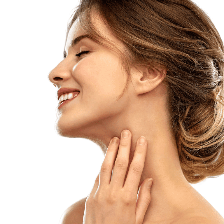 Mujer con piel radiante y contorno facial definido, representando los efectos del rejuvenecimiento facial con fillers para restaurar volumen y suavizar arrugas.