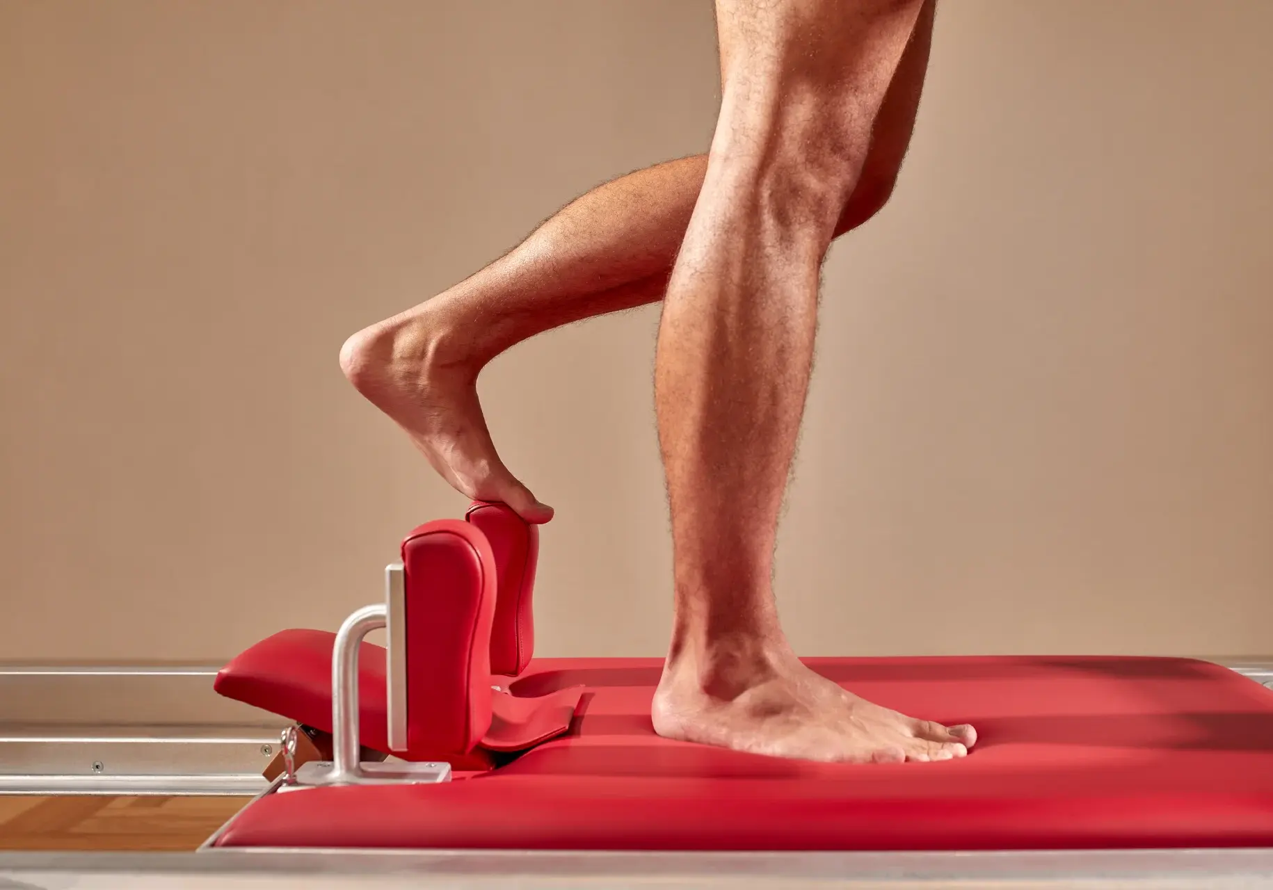 fit-man-doing-a-lunge-stretch-yoga-pilates-exercis-2025-01-08-20-40-02-utc