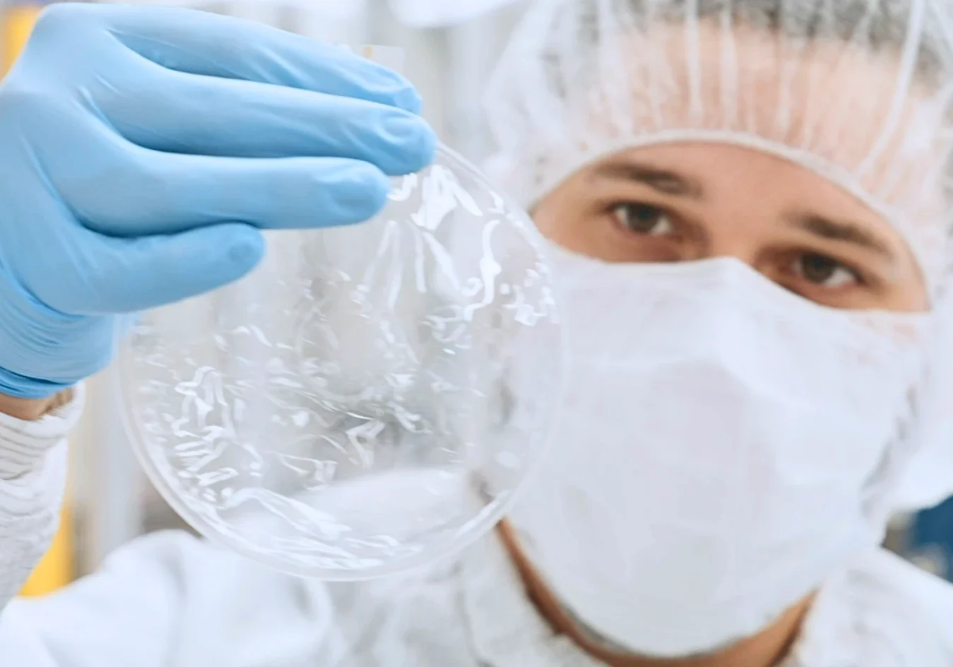 Técnico revisando el balón gástrico Elipse en laboratorio estéril
