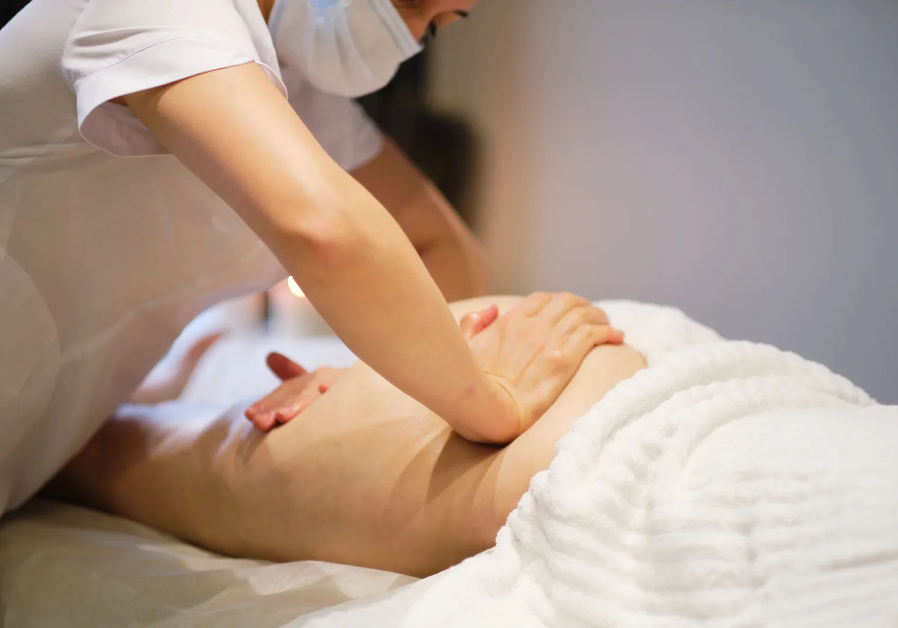 woman-lying-on-a-massage-table-while-receiving-a-r-2025-02-21-05-06-36-utc woman-lying-on-a-massage-table-while-receiving-a-r-2025-02-21-05-06-36-utc